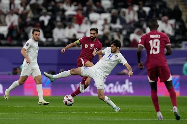 Qatar berhasil lolos ke babak semifinal Piala Asia 2023 usai menaklukan Uzbekistan 3-2 lewat adu penalti pada Sabtu (3/2). (AP Photo/Thanassis Stavrakis)