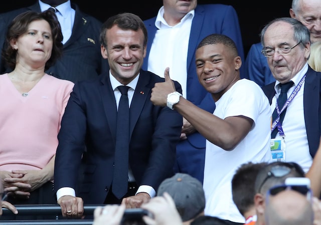 Presiden Prancis, Immanuel Macron bersama Kylian Mbappe. (Foto: Routers)