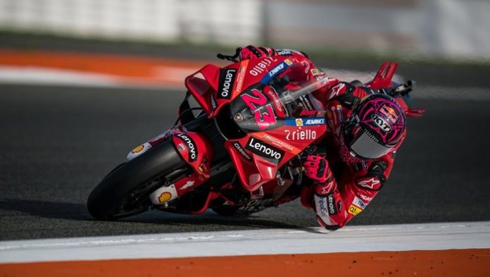 Pembalap Ducati Lenovo Team, Enea Bastianini dominasi warm up MotoGP Catalunya 2024. (Foto: Getty Images/Steve Wobser)