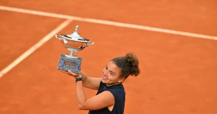 Momen bersejarah saat Paolini menjadi wanita Italia pertama dalam 40 tahun yang menjuarai Internazionali BNL d’Italia. (Foto: Andreas Solaro/AFP via Getty Images)