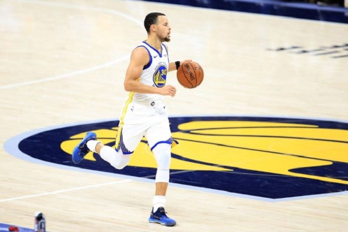 Mengapa pemain point guard begitu vital dalam tim basket? (Foto: AFP/Andy Lyons).