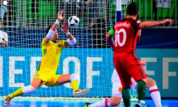 Mengapa Kiper Futsal Jarang Memakai Sarung Tangan