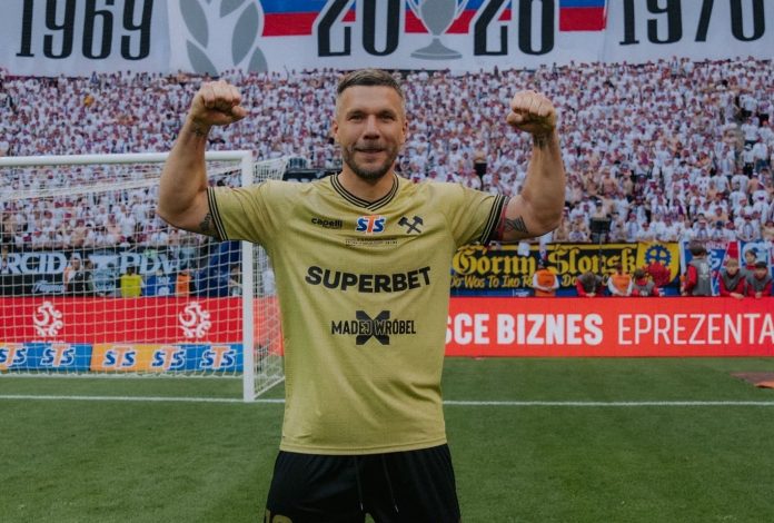 Legenda Timnas Jerman dan Juara Piala Dunia 2014 Tutup Karier Manis Bersama Gornik Zabrze Setelah Raih Gelar Piala Polandia 2025/2026 (Foto: X/@Podolski10)